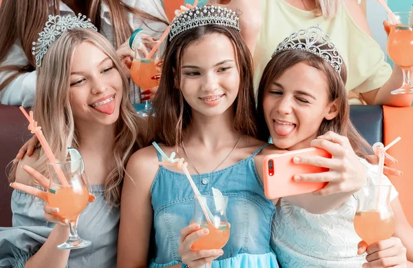 Meninas engraçadas tomando selfie — Fotografia de Stock