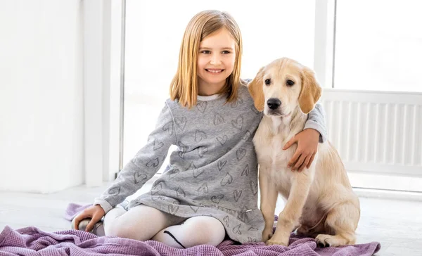 Niña abrazando perro —  Fotos de Stock