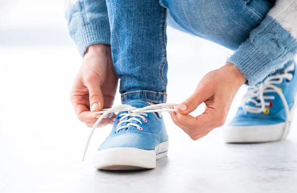 Attacher des lacets sur des chaussures en gomme — Photo