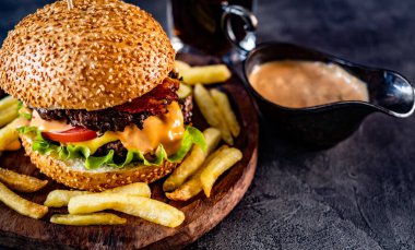 Tahtada iştah açıcı burger.