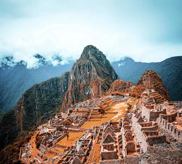 Impresionante paisaje de la antigua majestuosa ciudad de Machu Picchu — Foto de Stock