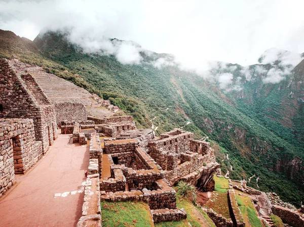 Vista del sol de Machu Picchu paredes de piedra anchient y templo entre montañas — Foto de Stock