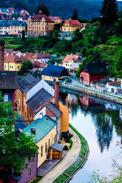 Schöne alte Gebäude an der Flussbucht von Cesky Krumlov — Stockfoto