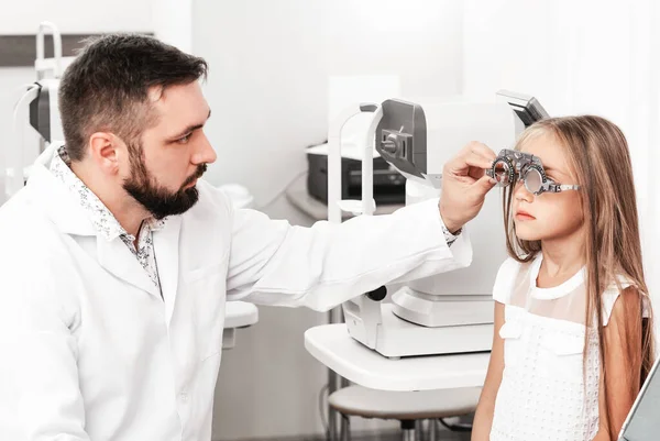Söt flicka besöker ögonläkare — Stockfoto
