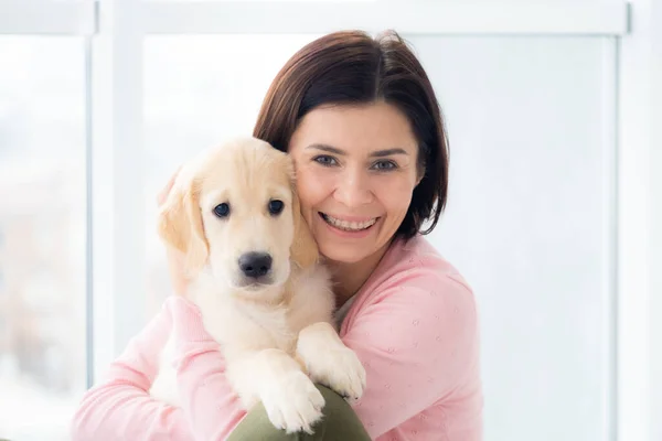 Gelukkige vrouw knuffelende hond — Stockfoto