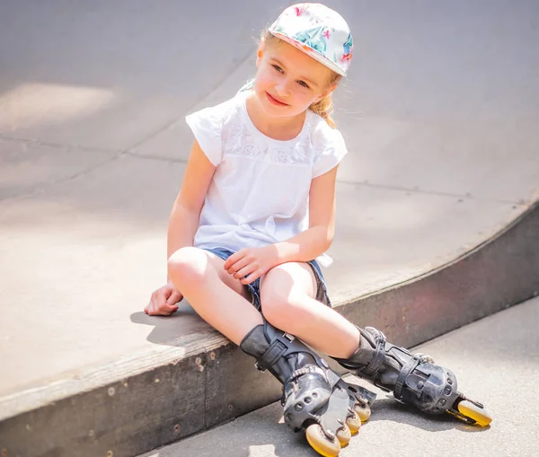 Chica en patines —  Fotos de Stock