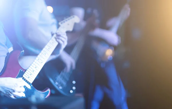 Artista musical tocando solo — Fotografia de Stock