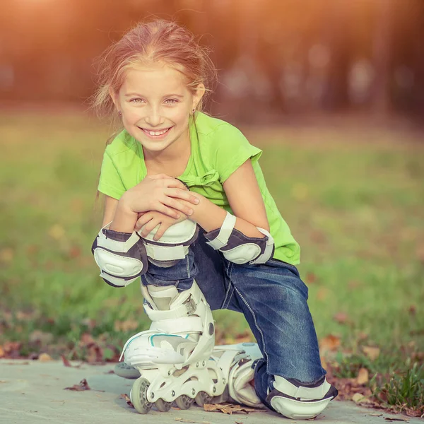 Klein meisje op rolschaatsen — Stockfoto