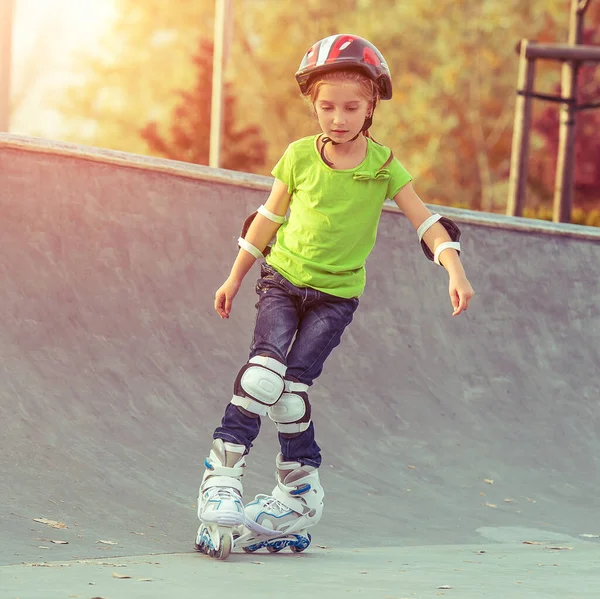 Klein meisje op rolschaatsen — Stockfoto