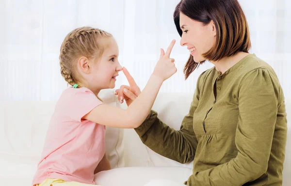 Tochter und Mutter spielen — Stockfoto