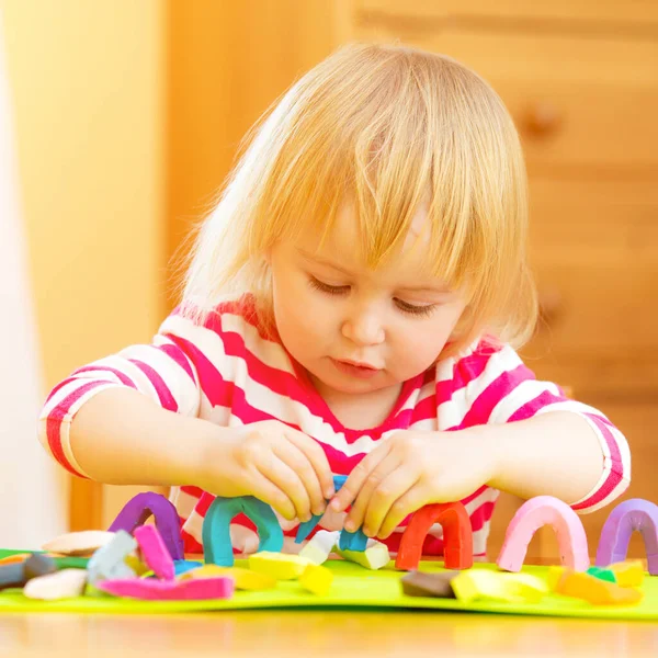 小女孩在玩塑料玩具 — 图库照片