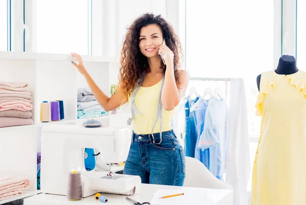 Professioneller Schneider mit Telefon — Stockfoto