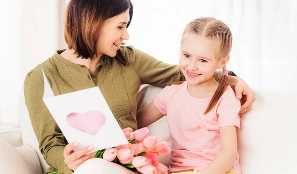 Mutter öffnet Töchtern gern Geschenke — Stockfoto