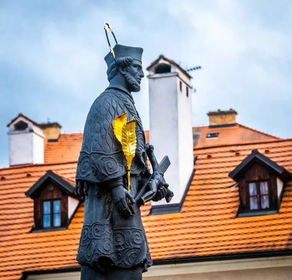 Bronzen monument in Cesky Krumlov — Stockfoto