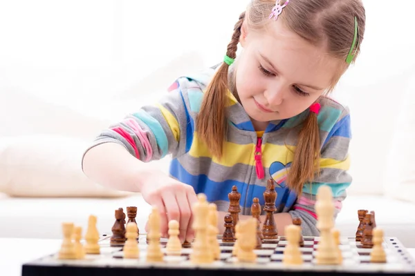 Carino bambina che gioca a scacchi — Foto Stock