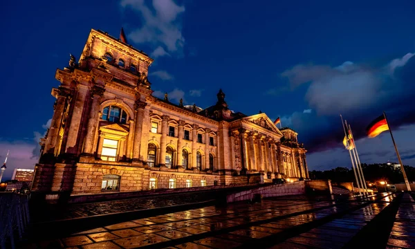 Reichstag célèbre dans la soirée — Photo
