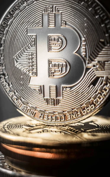 Pila di bitcoin con moneta d'oro sulla parte superiore — Foto Stock