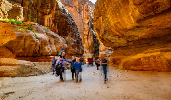 Touristengruppe zwischen Felsen, Jordanien — Stockfoto