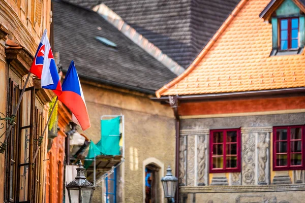 Cesky Krumlov的旧建筑，挂满了Czech旗 — 图库照片
