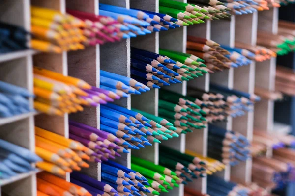 Красочные карандаши в магазине — стоковое фото