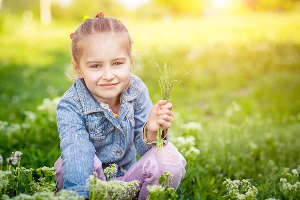 Menina pequena está coletando flores — Fotografia de Stock