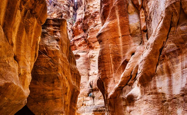 Verouderde rotsen in de canyon — Stockfoto