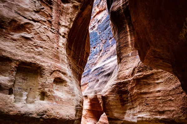 Schnitzereien in einem schmalen Pfad in Jordanien — Stockfoto