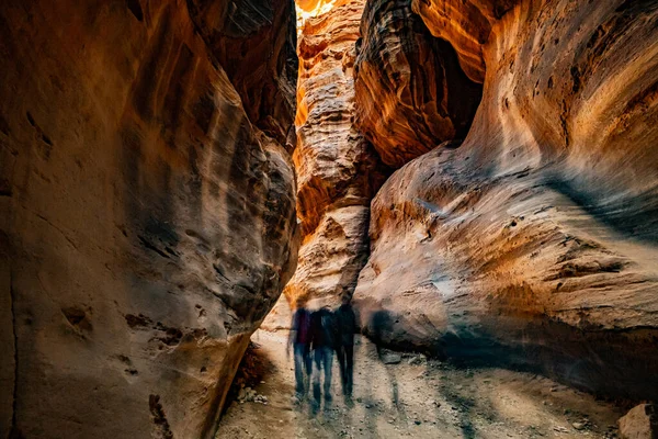 Touristengruppe zwischen Felsen, Jordanien — Stockfoto