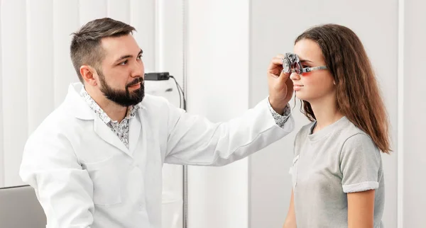 医者は眼鏡を選ぶのを助ける — ストック写真
