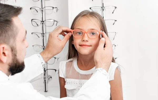Doctor recogiendo gafas — Foto de Stock