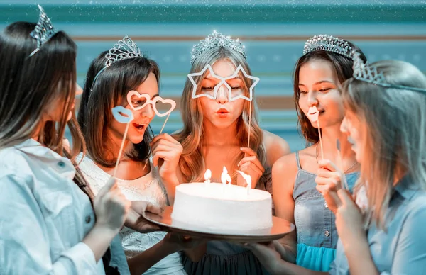 Soplando velas de cumpleaños — Foto de Stock