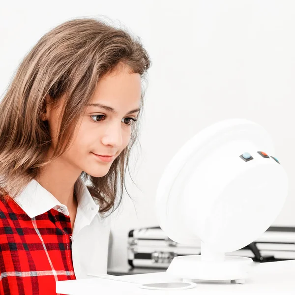 Mooi meisje op medisch consult — Stockfoto