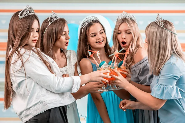 Filles heureuses à la fête — Photo