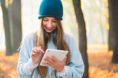 Tabletli tatlı kız.