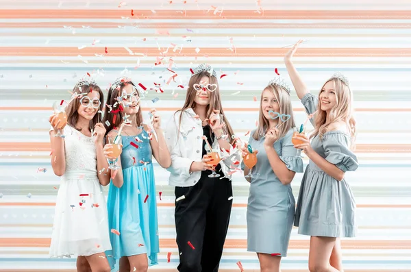 Roztomilé mladé dívky v konfety — Stock fotografie