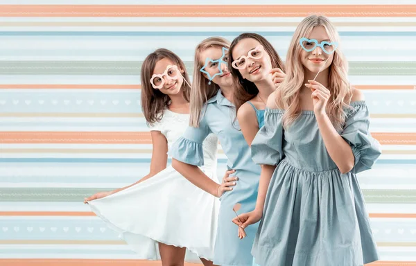 Sonrientes adolescentes — Foto de Stock