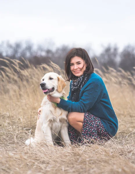 かわいい犬の隣の女 — ストック写真