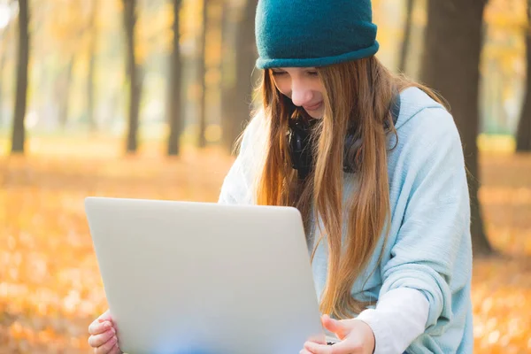 Nettes Mädchen arbeitet am Laptop — Stockfoto