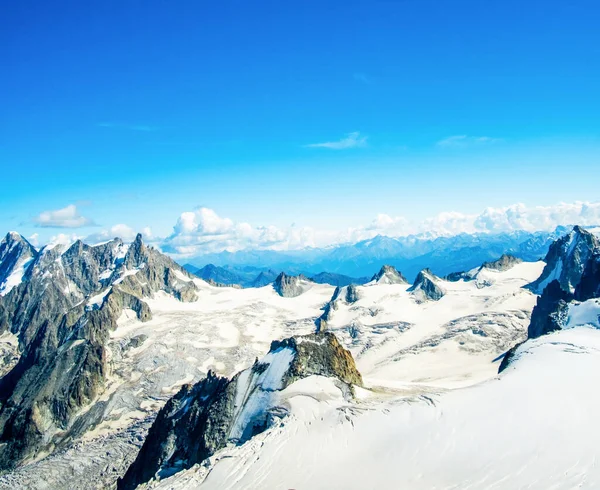 高山地块上的山脉 — 图库照片