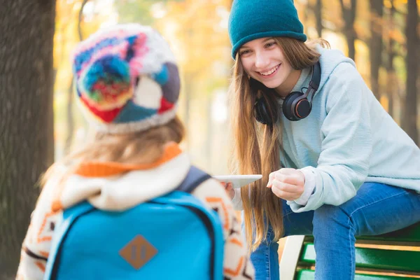 Äldre syster träffar skolflicka — Stockfoto