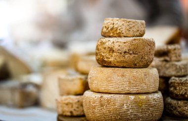 Masaya istiflenmiş peynir kafalar