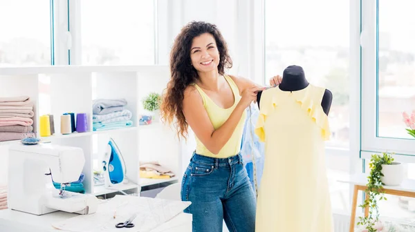 Dressmaker toma medidas de diseño —  Fotos de Stock