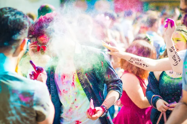 Holi fête des couleurs célébrant — Photo