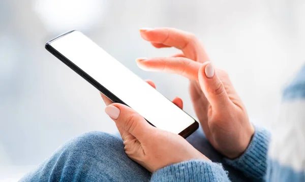 Mujer usando smartphone — Foto de Stock