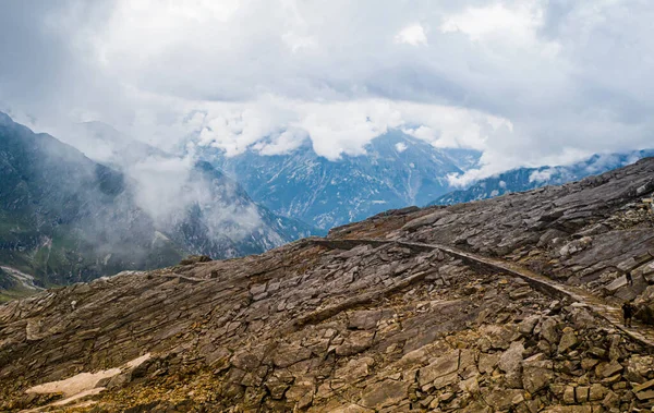 Montañas alpinas con antiguo camino romano — Foto de Stock