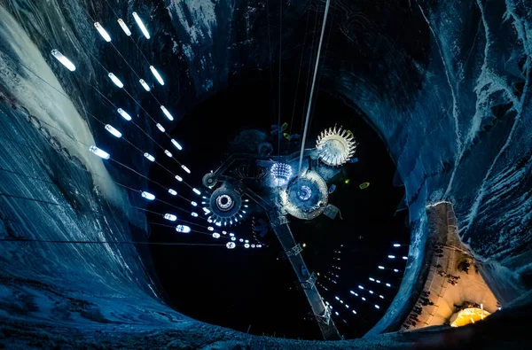 Подземное озеро в соляной шахте — стоковое фото