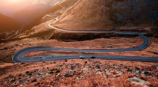 Estrada pitoresca nas montanhas dos Cárpatos — Fotografia de Stock