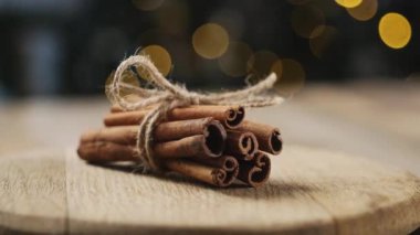 Kurutulmuş tarçın çubuklara sarılmış ve bağlanmış.