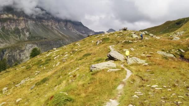 Alpine topper med turister – stockvideo