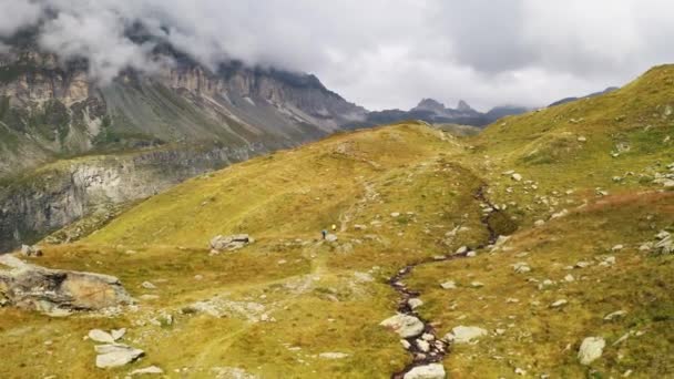 Tourists trekking in Alps — Vídeo de Stock
